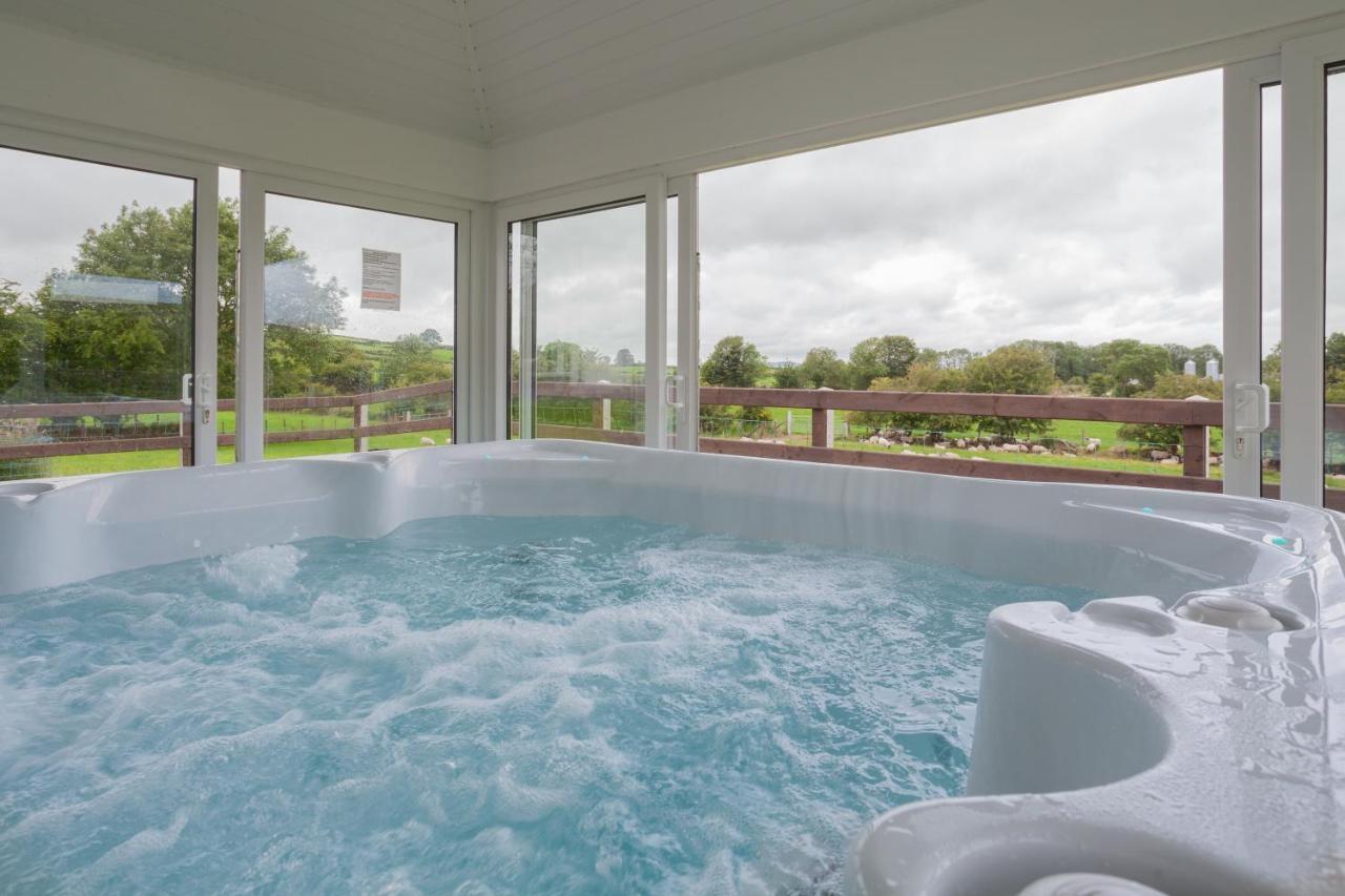 הוילה Kilcoo Beautiful Mountain Views & Private Hot Tub מראה חיצוני תמונה