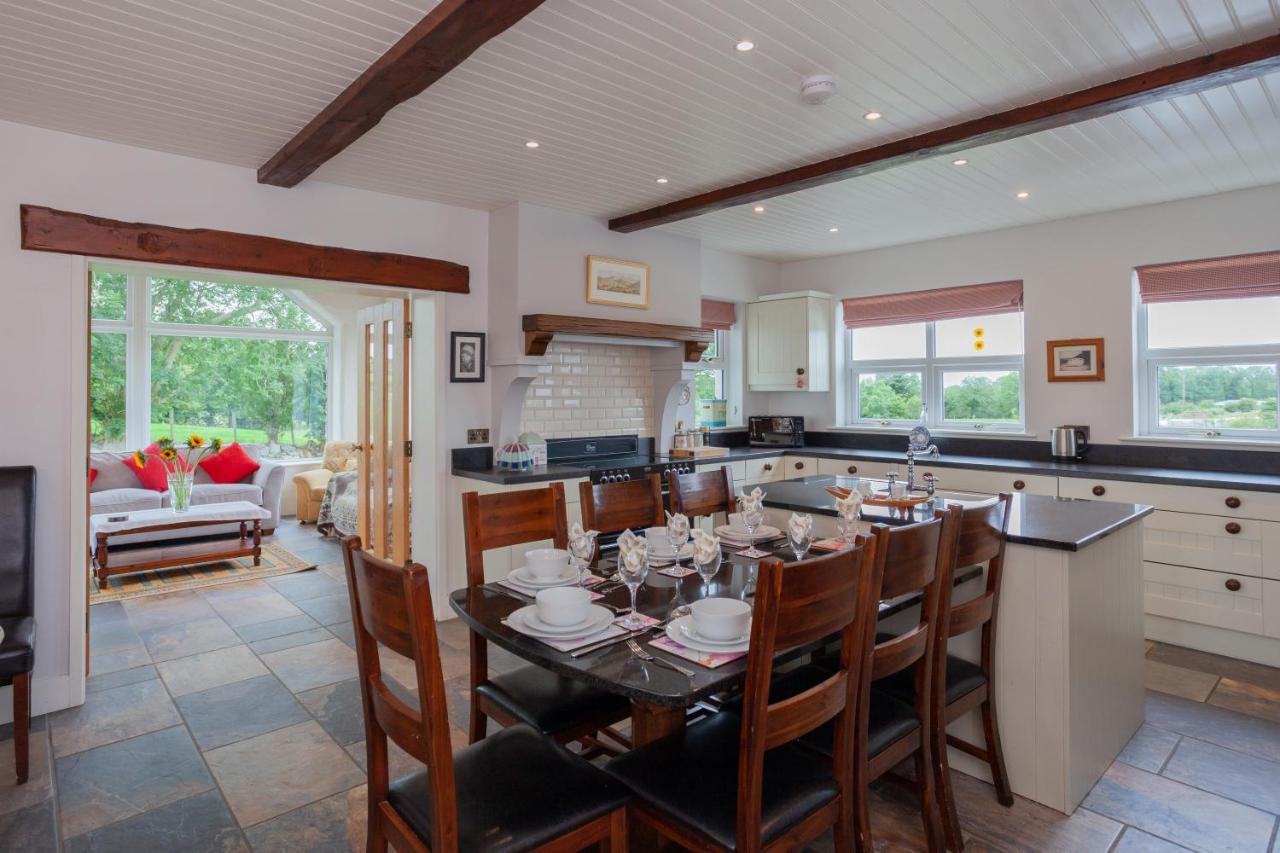 הוילה Kilcoo Beautiful Mountain Views & Private Hot Tub מראה חיצוני תמונה