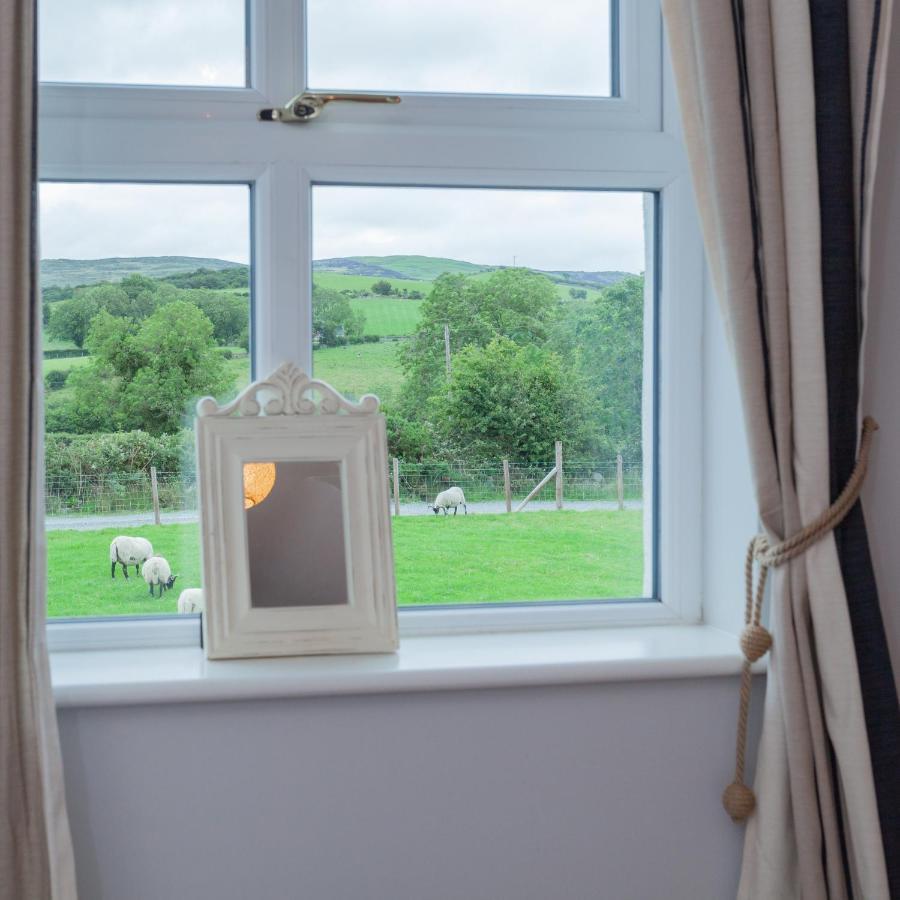 הוילה Kilcoo Beautiful Mountain Views & Private Hot Tub מראה חיצוני תמונה