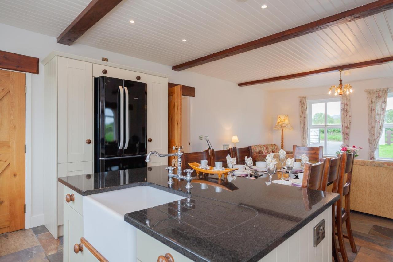 הוילה Kilcoo Beautiful Mountain Views & Private Hot Tub מראה חיצוני תמונה